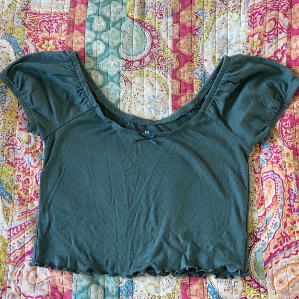 Cutest forest green top!